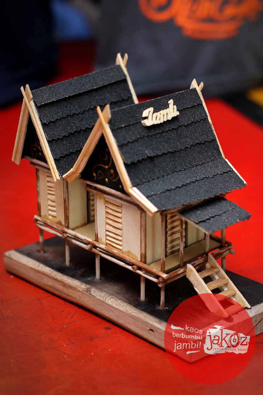 Miniatur Rumah Adat Jambi Jakoz Beyik