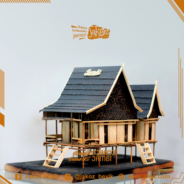 Miniatur Khas Rumah Adat Jambi Jakoz Beyik